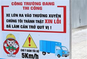 Biển báo công trường đang thi công
