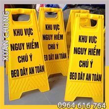 Biển cảnh báo khu vực nguy hiểm chú ý đeo dây an toàn