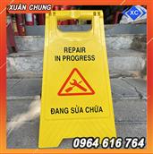 Biển cảnh báo chữ A đang sửa chữa